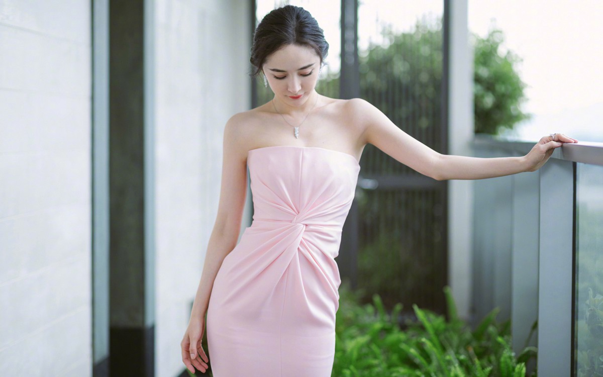 美女露100%胸图片警惕网络色情内容——美女露胸图片的危害-第1张图片