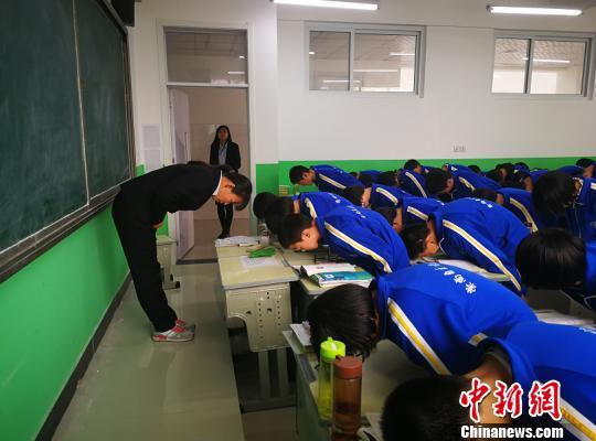老师弯腰看到老师内衣老师弯腰背后的故事-第3张图片