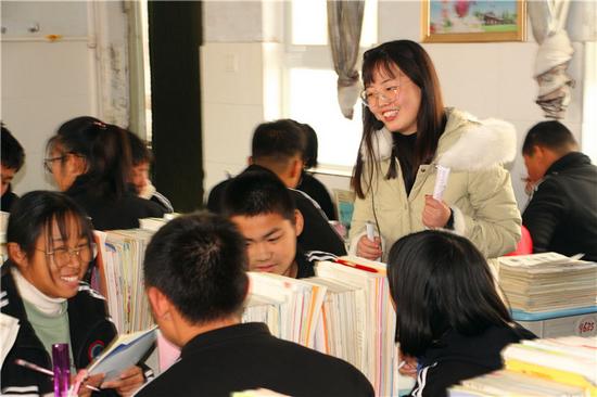 老师把我抱到办公室揉我胸H误入歧途的师生互动-第3张图片