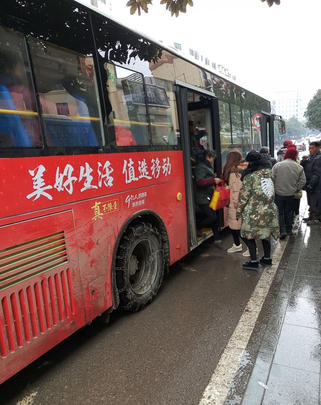 在大巴车最后一排发生的事大型大巴车最后一排的轮子之谜-第3张图片