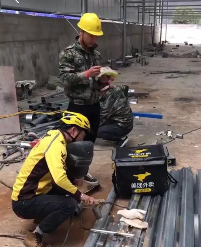 体育生当着外卖的体育生与外卖CHINE含SE的奇妙故事-第3张图片