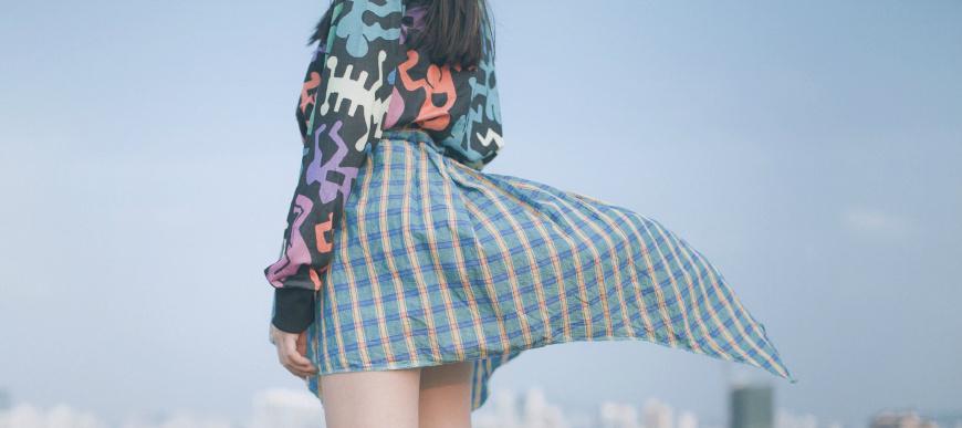 同桌间的互动——一次难忘的短裙体验