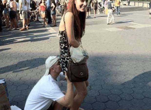 美女露着奶头光胸光屁屁还趴着打光屁美女裸露之下的光影艺术-第2张图片