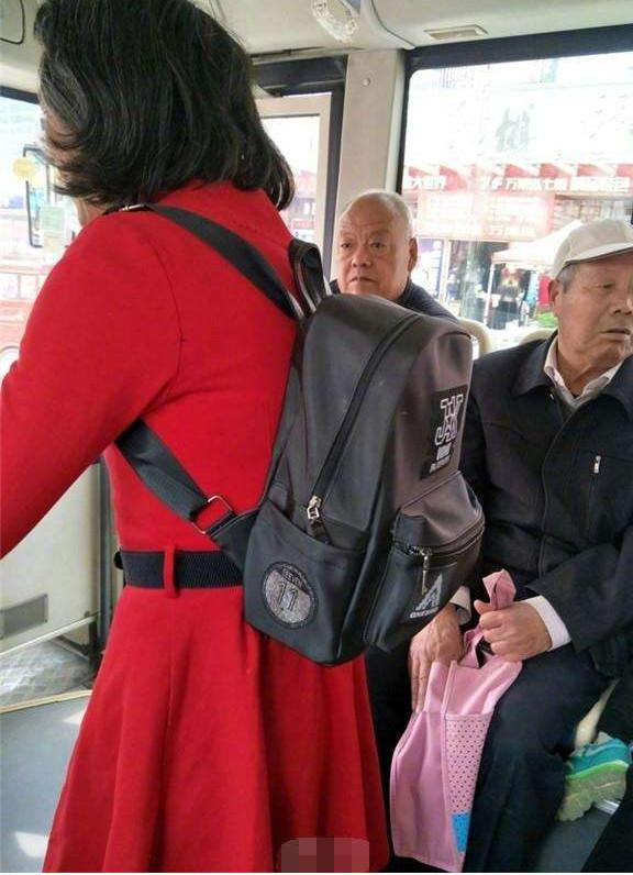 公交车上双乳被老汉揉搓玩弄公交车上的不当行为——双乳被老汉揉搓玩弄的悲剧