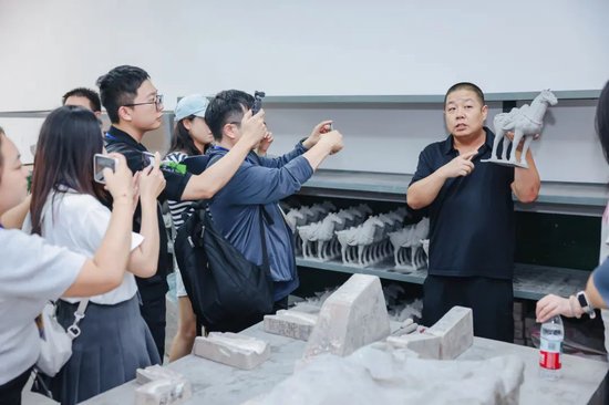 国产粗犷之魅力——黄老大爷的独特视觉体验-第2张图片