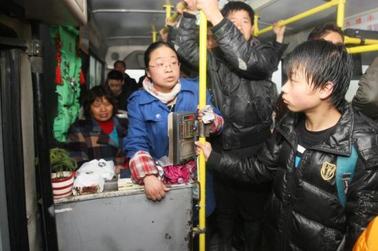 公交车上售票员与免费验票的B之旅