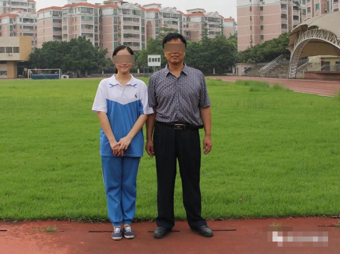 关于性骚扰的错误行为，撩起同桌衣服吃她奶的严重后果
