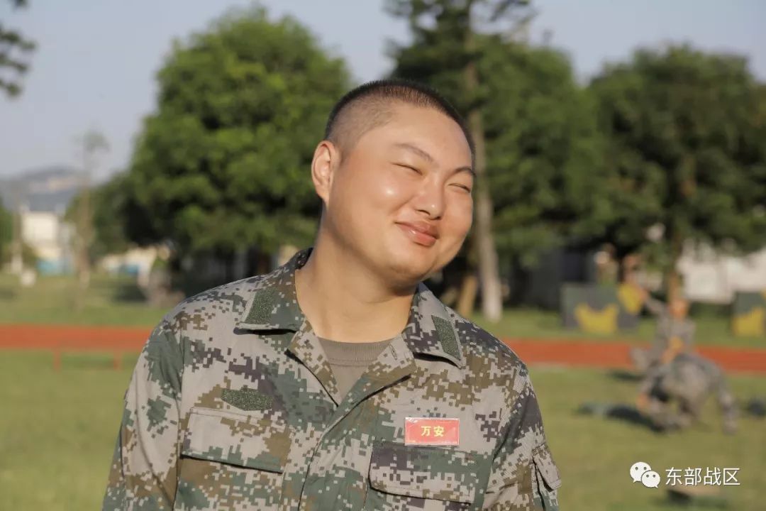 班长笑着手灵活的调着遥控器班长手灵活地调着遥控器的微笑时刻-第2张图片