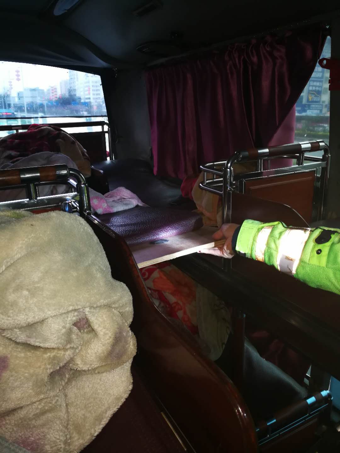 大巴车最后一排被C细节大巴车最后一排的秘密C细节