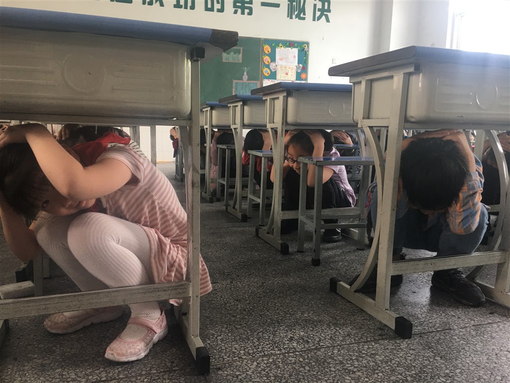 上课遭遇的意外——同桌的震蛋与喷溅的困扰