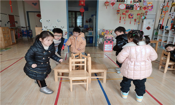 我坐在有木棒的椅子上写作业沉浸在木棒椅上的作业时光