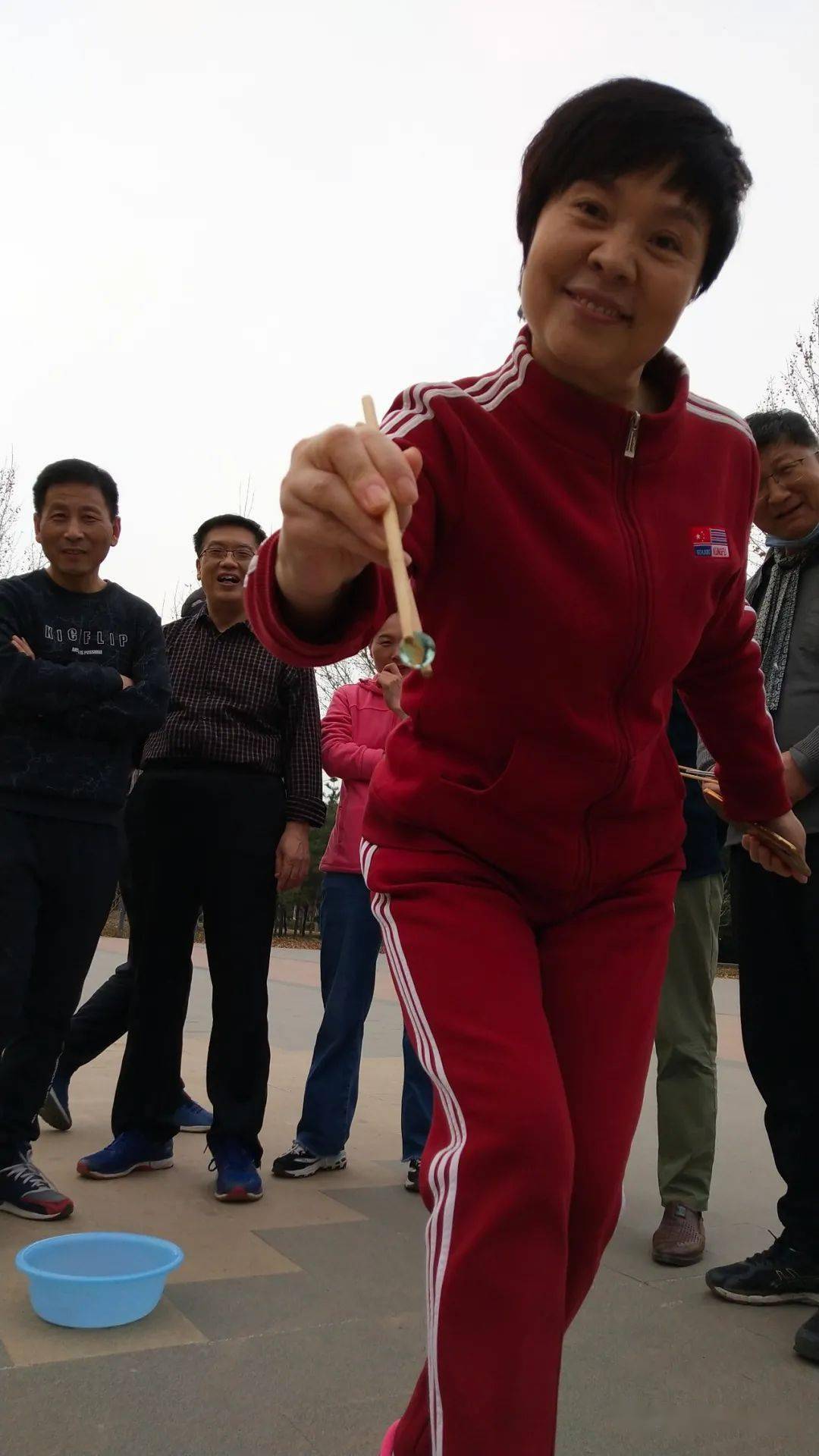 公交车多人运动黄公交车上的多元文化体验