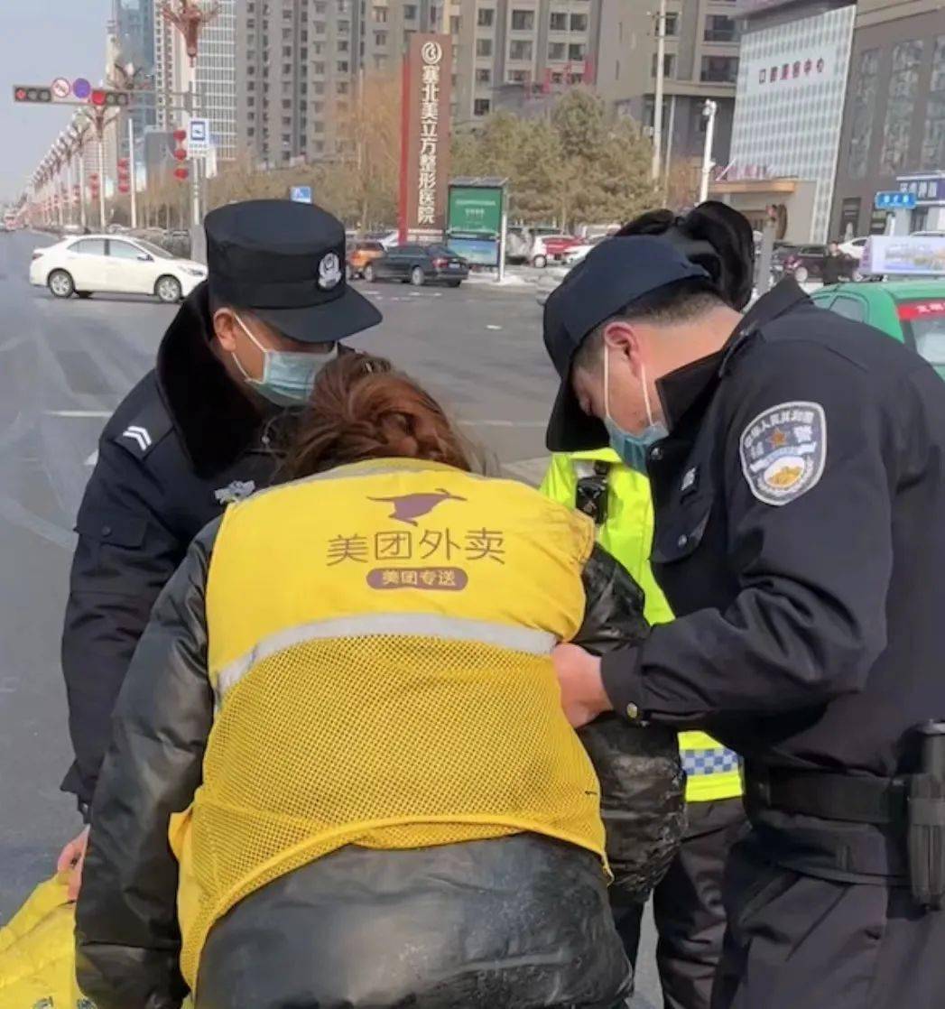 女子撕破警察裤子女子意外撕破警察裤子事件纪实-第2张图片