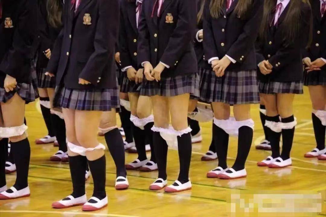 老师掀起内衣喂我奶头动态图片视频关于不恰当内容图片的讨论-第1张图片