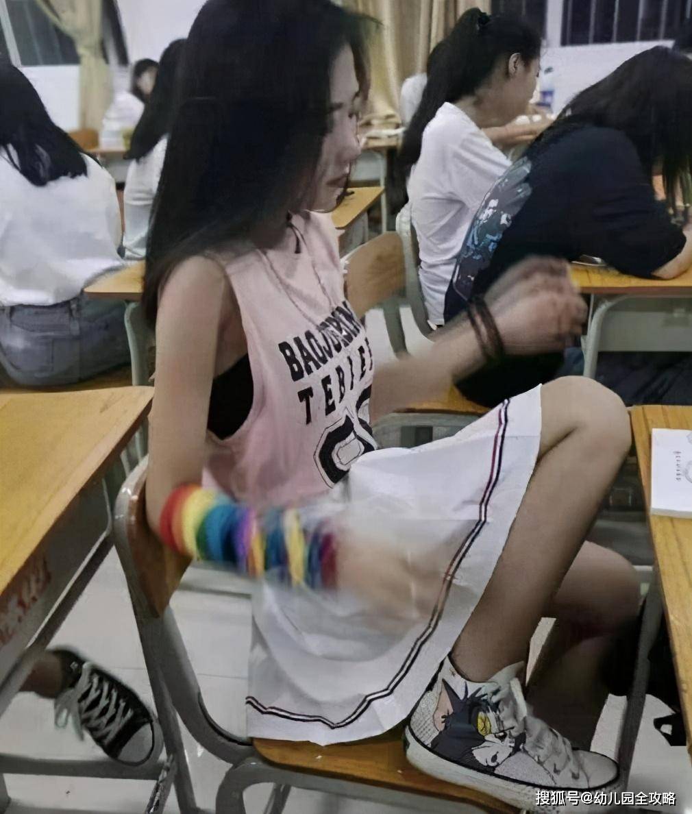 尴尬的课堂经历，忘穿内衣与男同桌的意外接触-第1张图片
