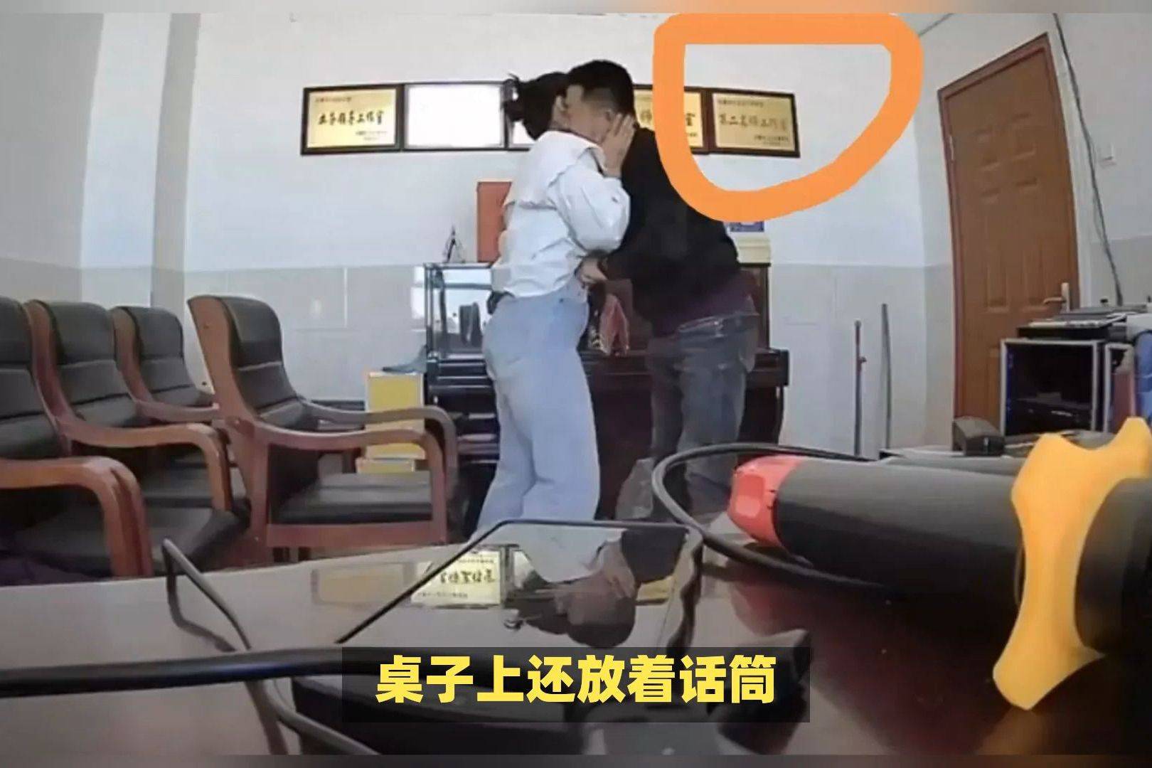 办公室内的不雅行为——关于撕开奶罩吮奶的在线观看现象-第2张图片