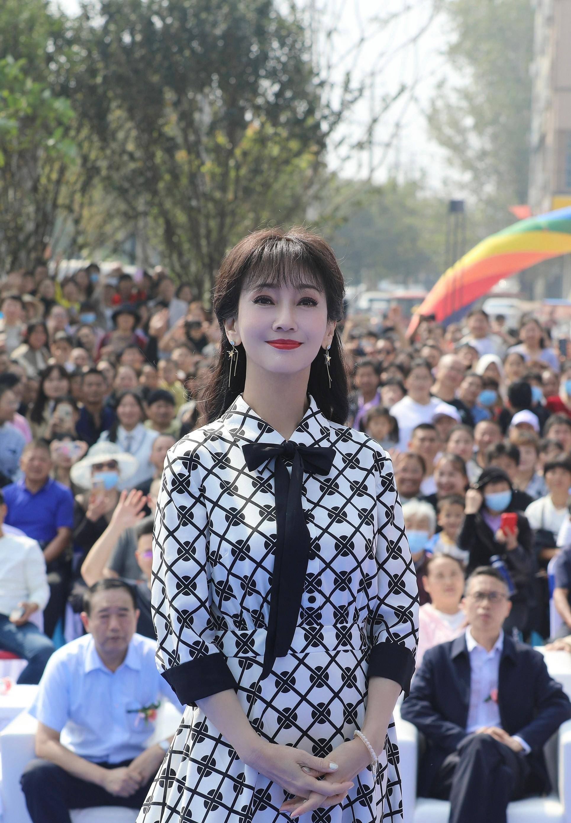 40岁东北老阿姨的独特魅力——无码生活的自信与真实-第2张图片
