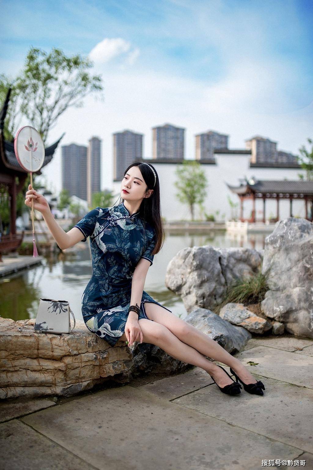 极品网红萌白酱金丝旗袍，时尚与魅力的完美结合