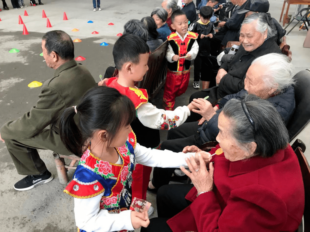给老人过米寿蚂蚁庄园蚂蚁庄园里的米寿盛宴——为老人献上温馨的祝福
