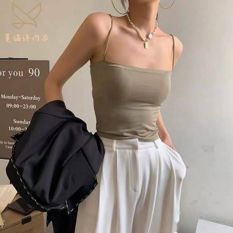 初中女生夏天穿短袖侧面看见女生内衣的照片初中女生夏日风采，短袖侧影的青春魅力-第1张图片