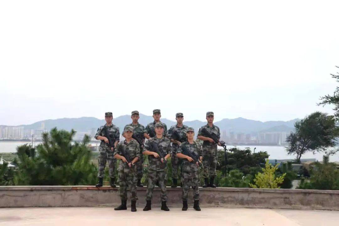 两个东北小伙在部队里的生活中年同志之家，温馨与和谐的港湾-第3张图片
