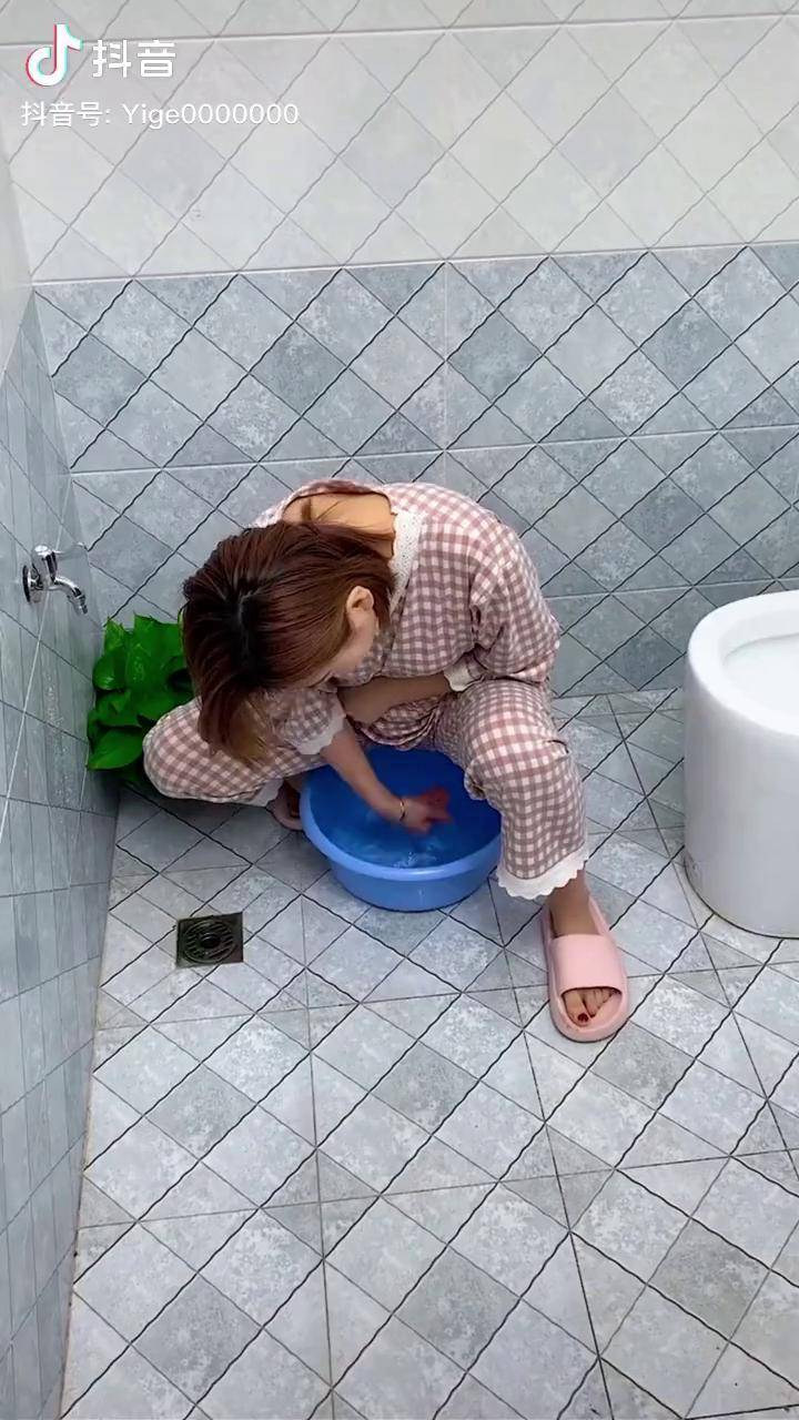 女厕所小便拍正面散尿女厕所小便的正面观察