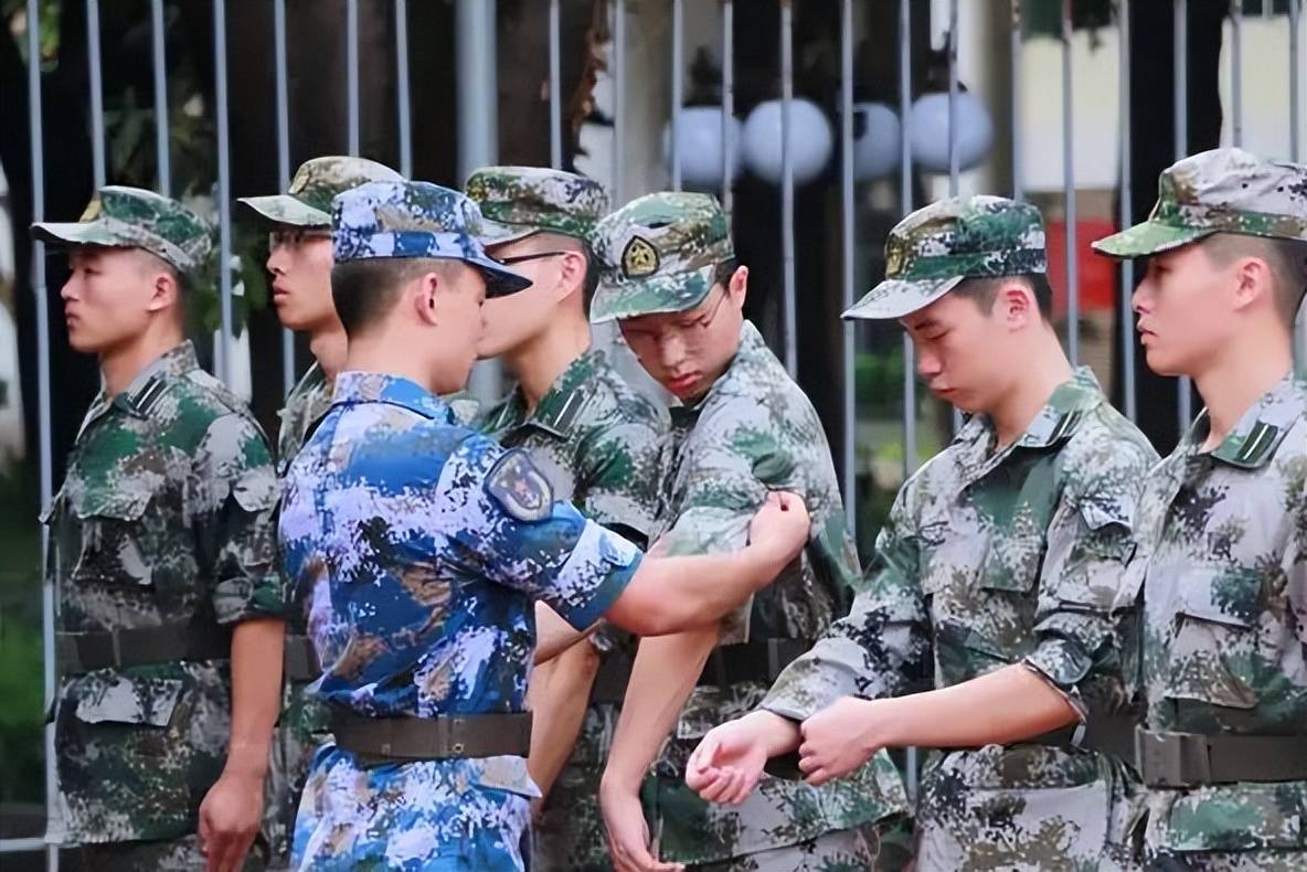 军训中的意外体验，奶头被教官咬得又红又肿