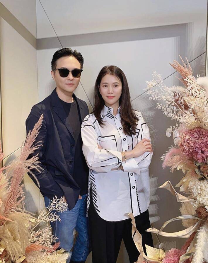 抱着8岁女儿让14岁的儿子家庭中的爱与责任——我与我的8岁女儿和14岁的儿子-第2张图片