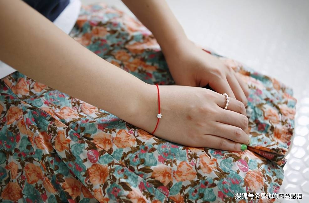 老板办公室玩弄人妻国语字幕办公室的秘密游戏，老板的权力与道德的边界-第3张图片