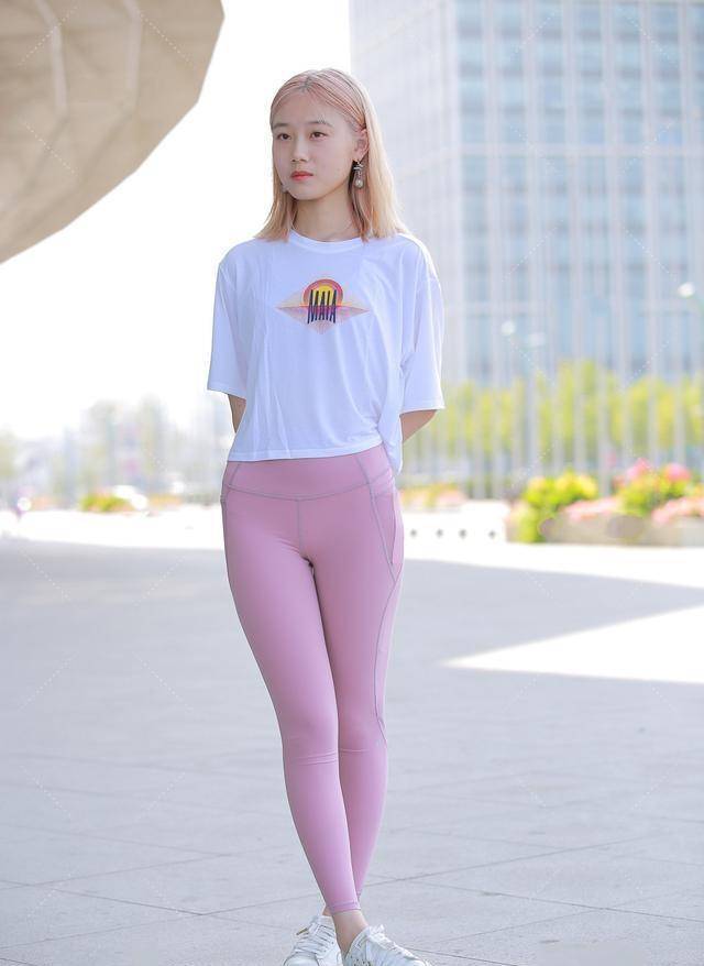 美女露出胸让男生玩探讨美女露出胸现象对男生心理的影响-第1张图片