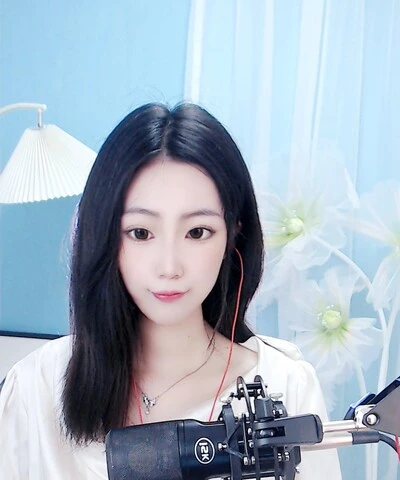 在车上吃你的两颗紫葡萄苏悦悦北寒辰公共交通上的意外邂逅-第2张图片