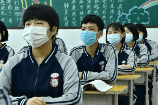 数学课代表趴下让我桶视频数学课代表的一次特殊经历