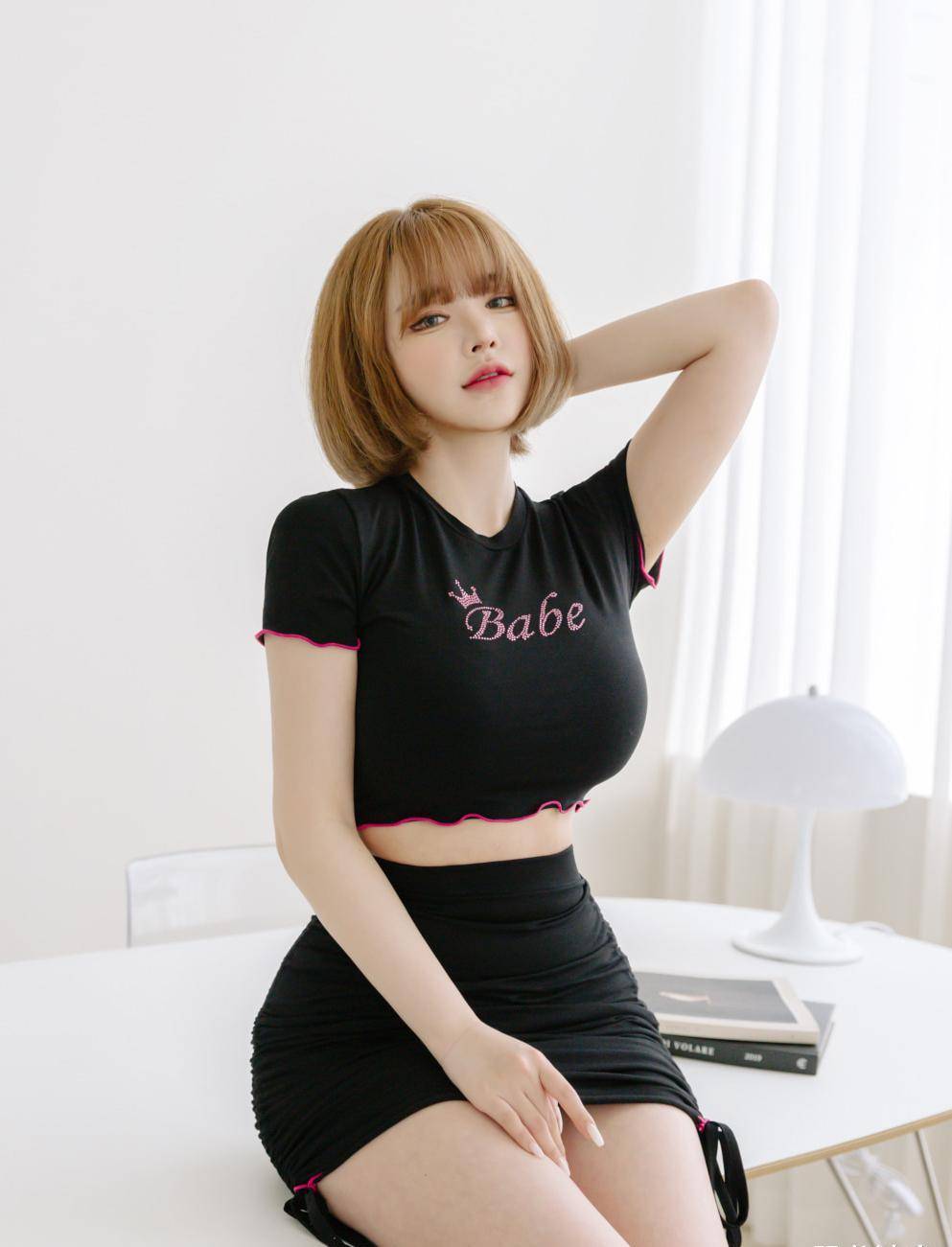 巨胸爆乳美女的魅力与诱惑-第1张图片