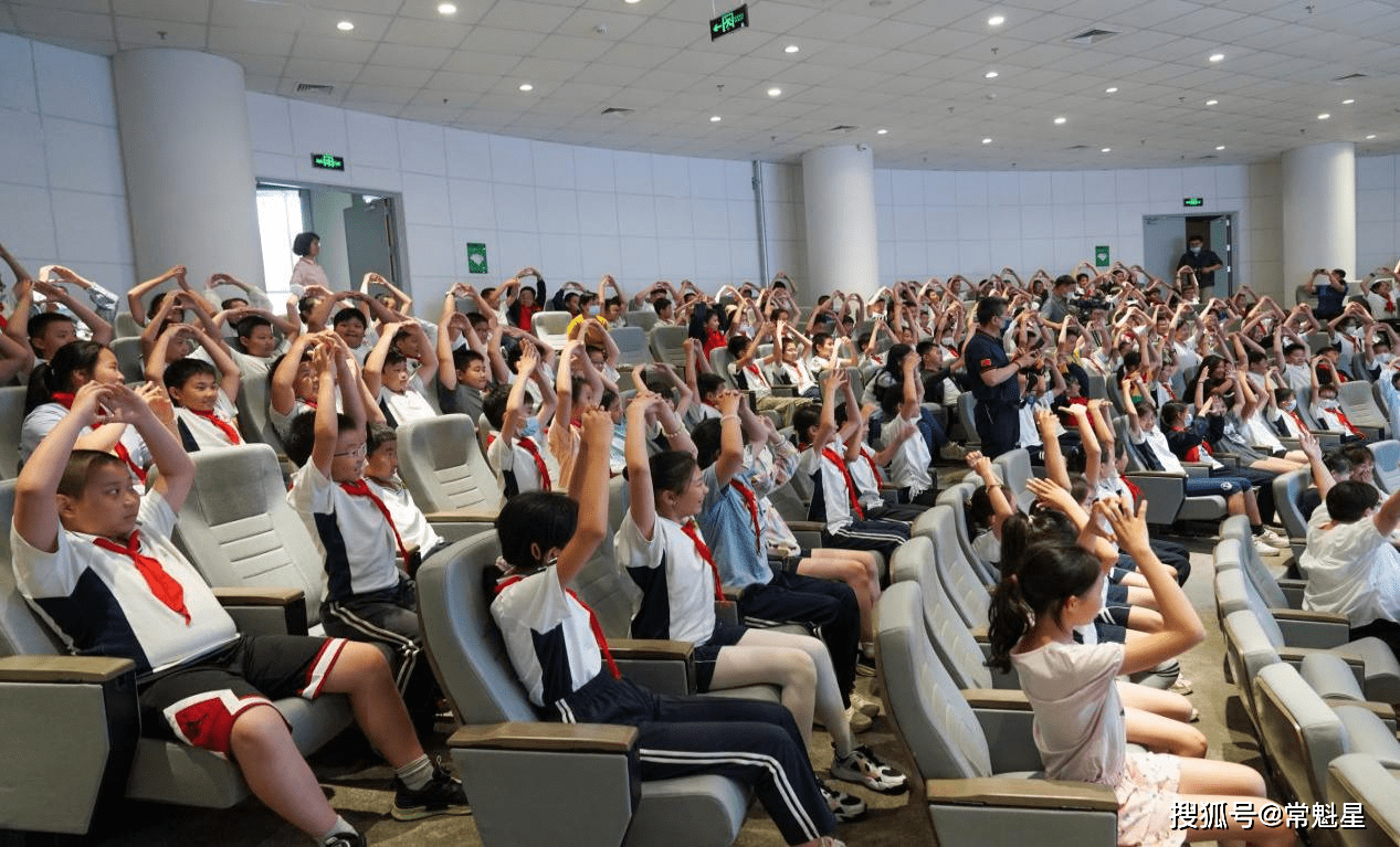 一小孩儿半夜给女孩吃坤巴误入歧途的关爱，一小孩儿半夜给女孩吃坤巴的反思-第1张图片