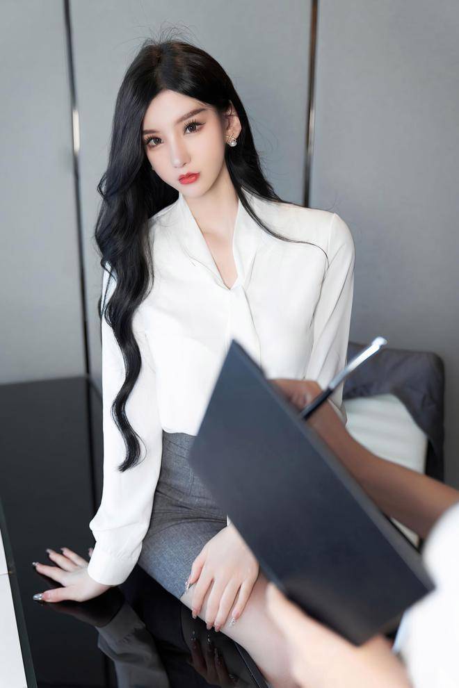 办公室的丰满秘书CD，职场中的独特魅力