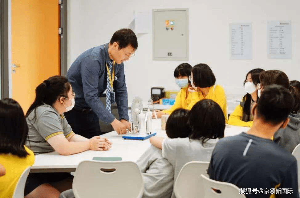 学长与我的学习之旅，坐在他硬硬的桌面上完成作业-第3张图片