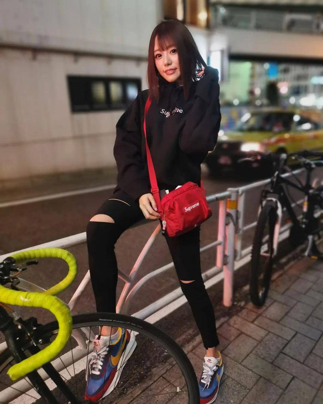 波多野吉衣多少身价波多野吉衣，一位独特的艺术大师-第2张图片
