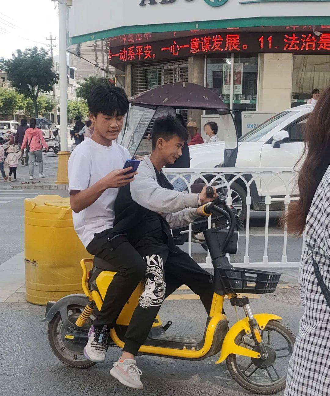 双人床上做剧烈运动纯开小黄车双人床上的健康运动与小黄车之旅的探索-第2张图片