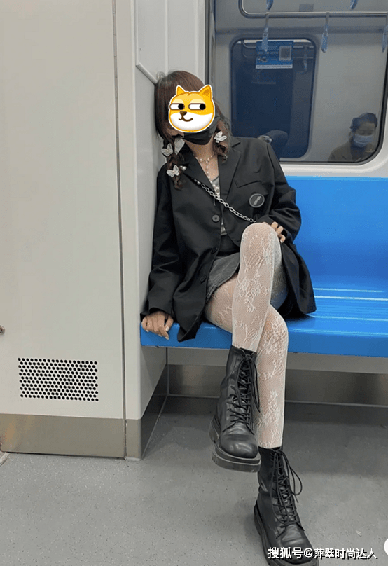 白丝裤袜自缚捆绑折磨憋尿羞耻束缚的痛苦，白丝裤袜下的自缚与折磨-第1张图片