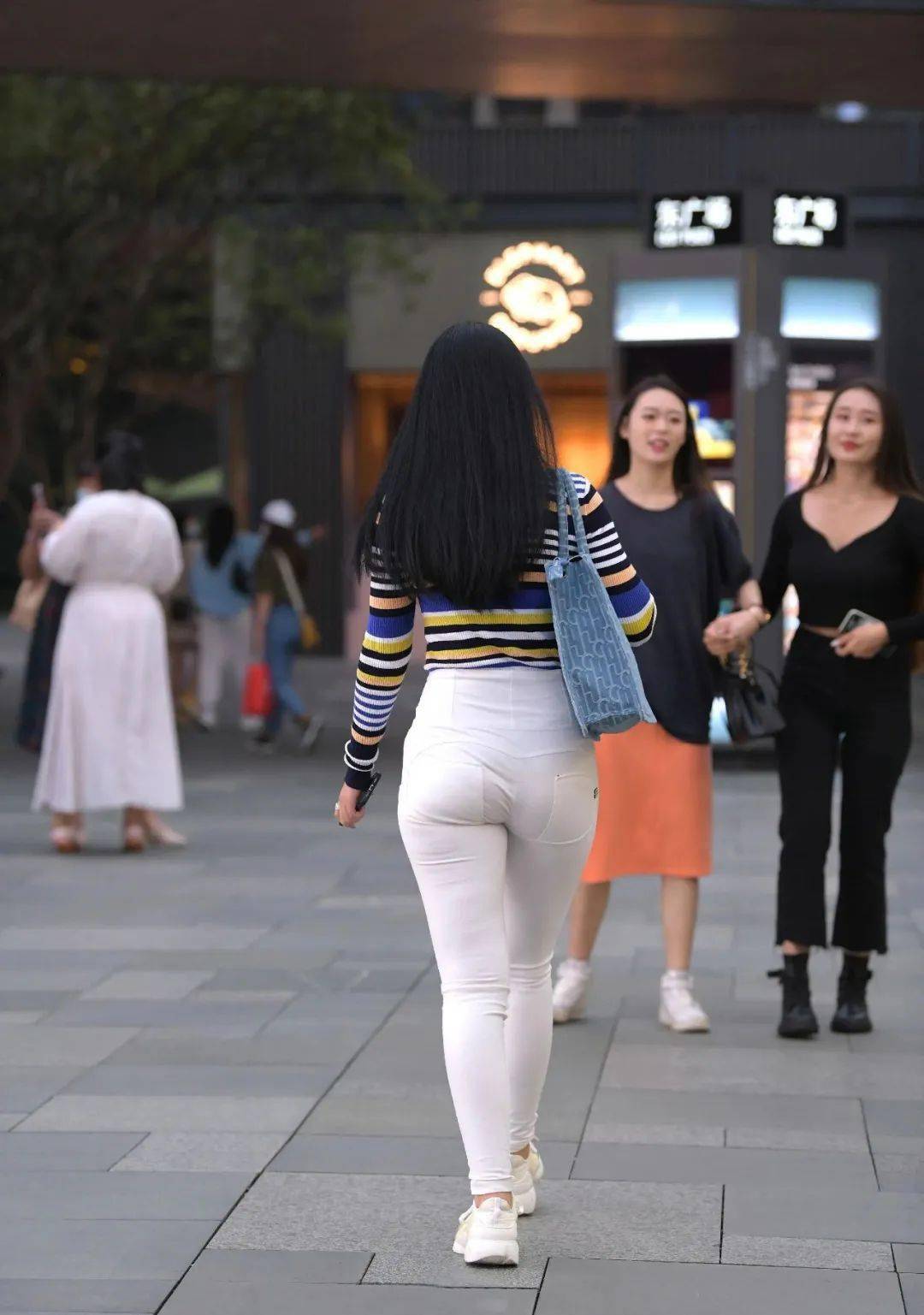 白白色视频在线的魅力与体验-第2张图片