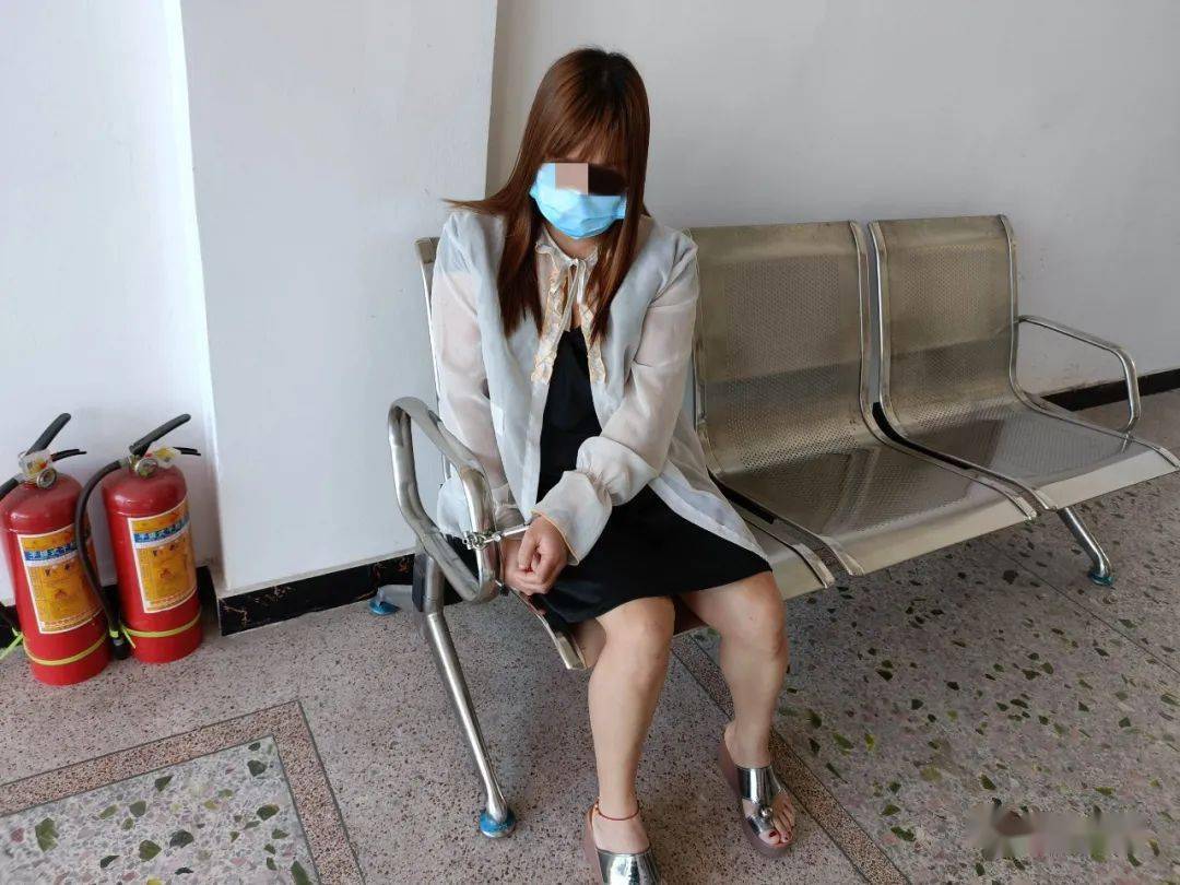 女性穿裤子阴沟凸起是咋回事艳女网现象的深度解析-第1张图片