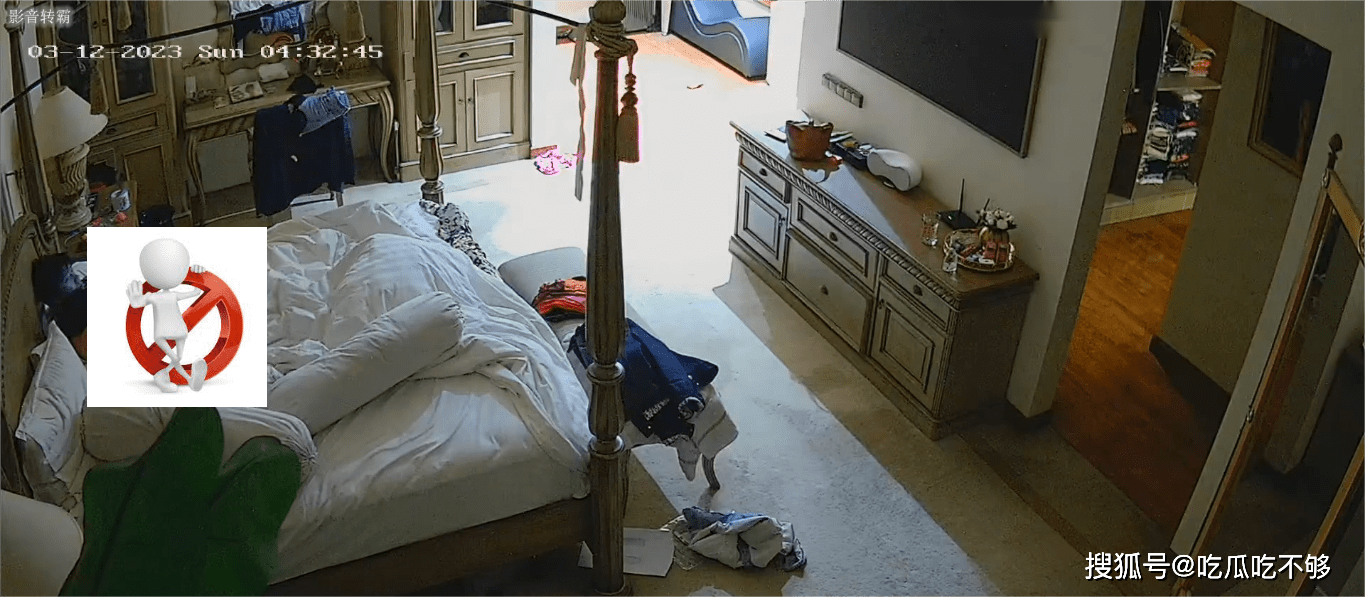 公车上推高奶罩揉弄她公车上的不当行为，对他人隐私的侵犯与不道德的举动-第1张图片