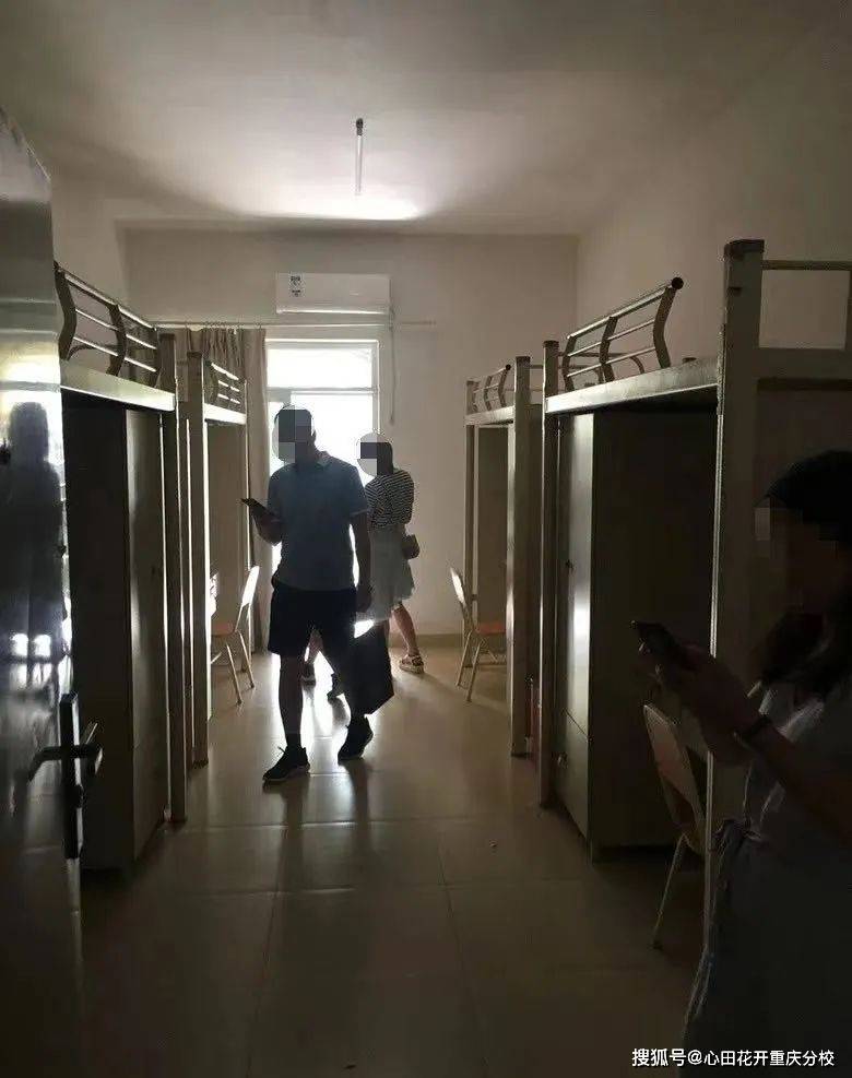 受和攻是一个宿舍的寝室中的情感纠葛，受者面临的挑战
