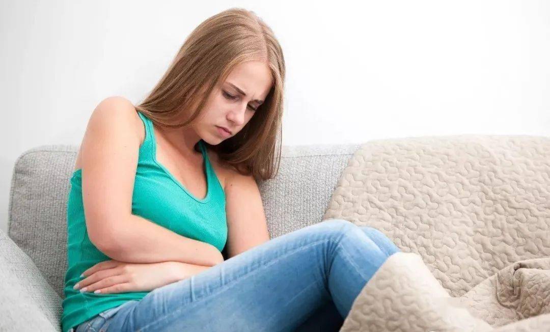 女性私处蹲下拍照有疙瘩逼特写，探索其内涵与魅力-第1张图片