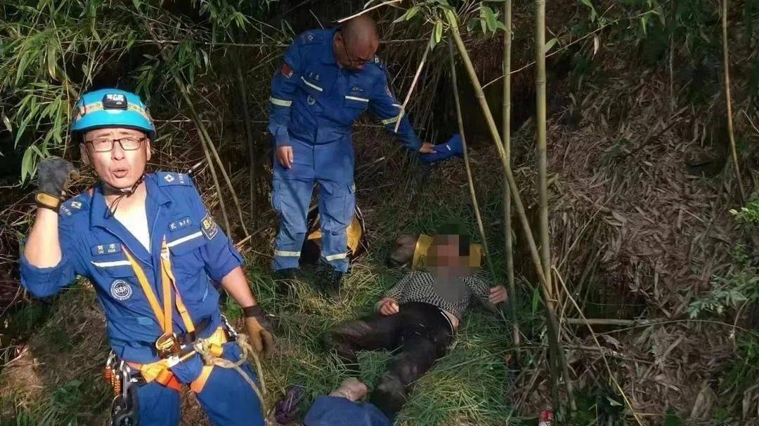 公交车上的意外遭遇，被困座位间，无法动弹-第2张图片