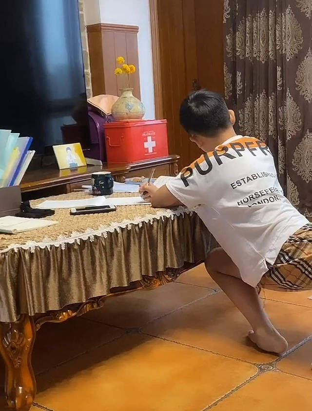 坐在老师的紫根上写作业紫根之上的学习之旅