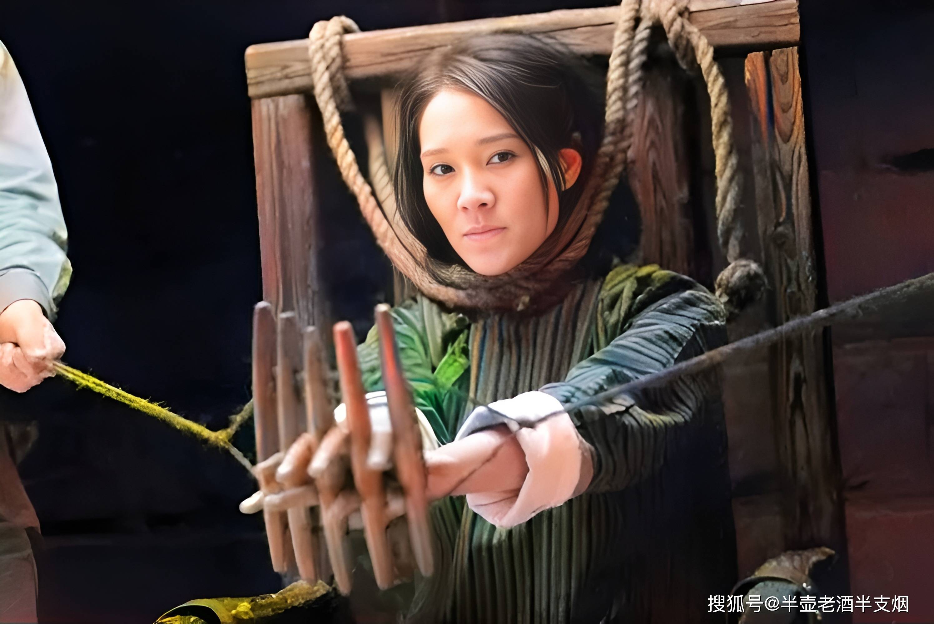 东北老太婆舞台服装展视频中国东北老太婆的独特魅力——内谢的传承与文化