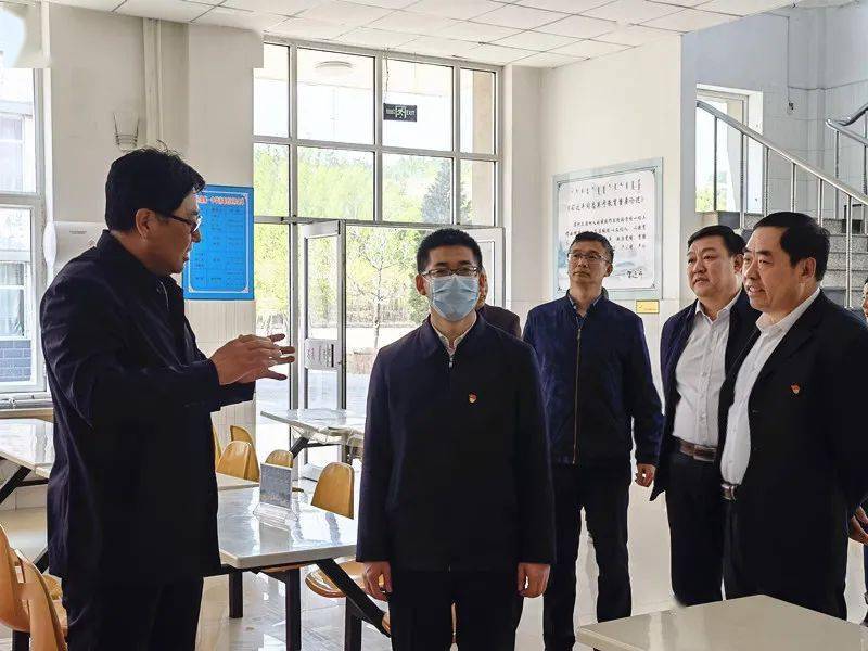 部长去下属家吃饭部长与下属的温馨共餐