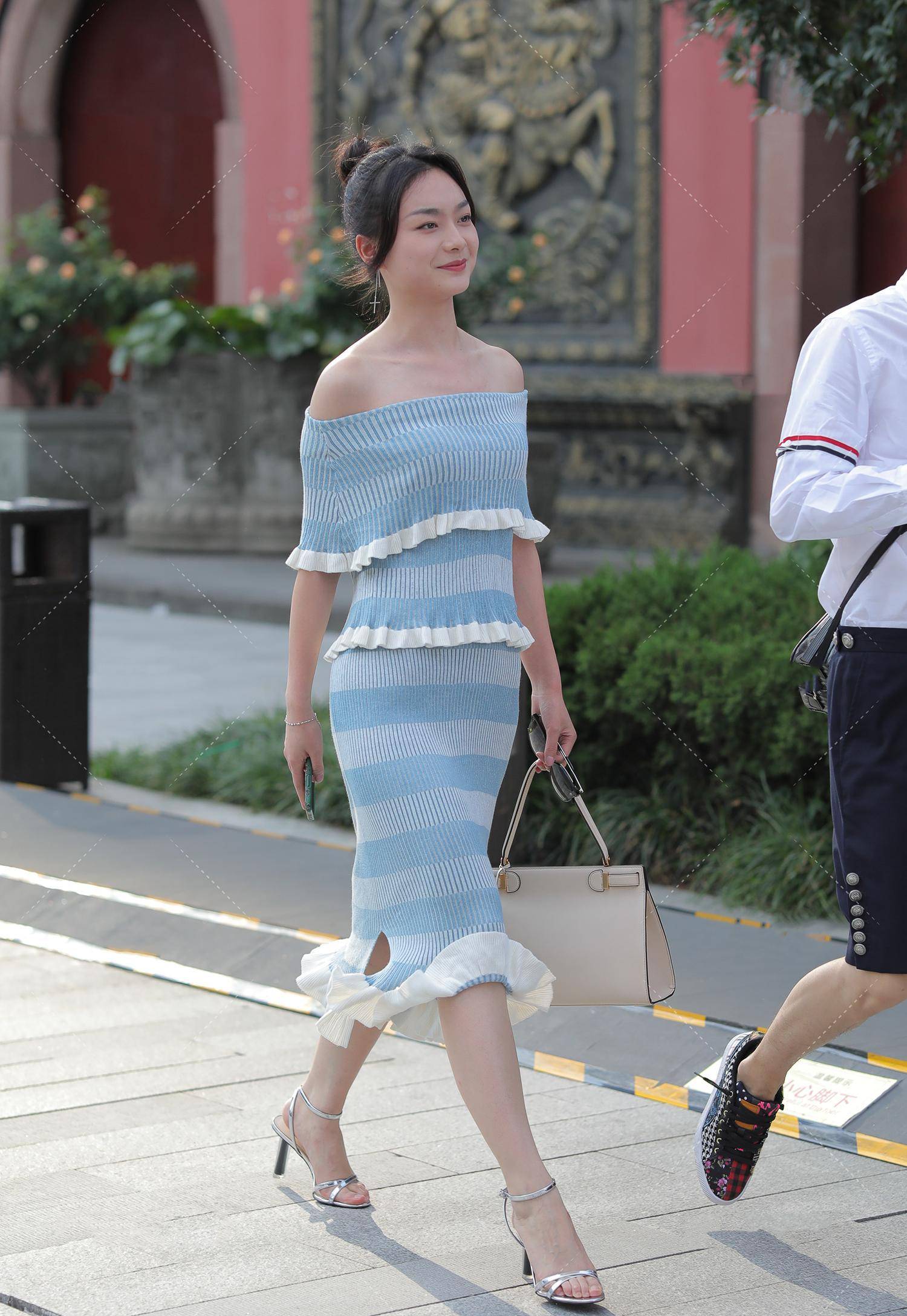 吉泽明步，美脚之魅的独特诠释-第3张图片