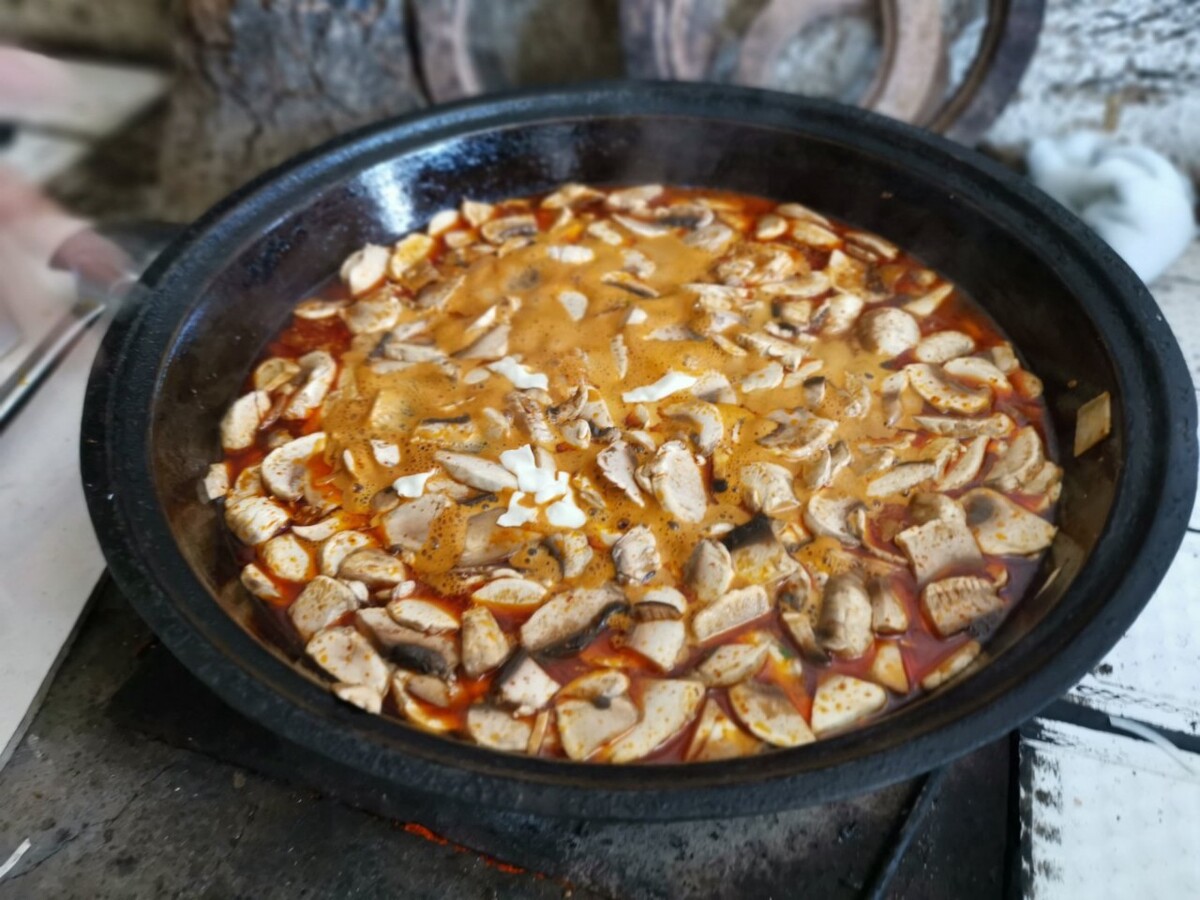 善良的嫂子烹饪的巴巴鱼汤饭与蘑菇的奇妙之旅